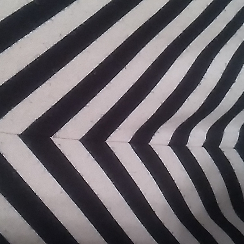 LulaRoe Small Tan Black Zig Zag Stripes Short Sleeves Top Like New - Picture 2 of 7